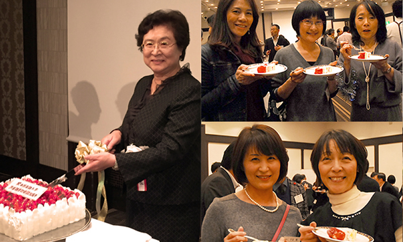 外国語学部の創設50周年記念のケーキに入刀する谷本理事長　ケーキは参加者にふるまわれた