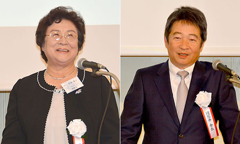 あいさつをする谷本榮子・同窓会名誉会長（左）と藤木英幸・同窓会会長（右）