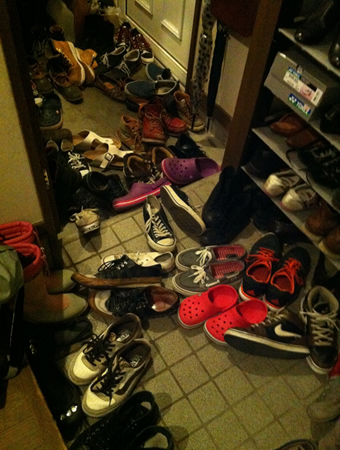 学生達の靴でいっぱいの我が家の玄関