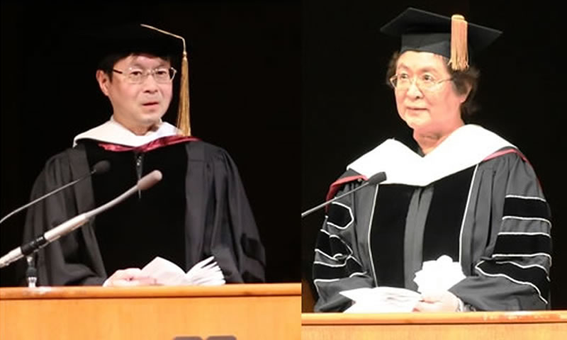 新入生に告辞を述べる谷本義高大学学長（左）と谷本榮子短大部学長（右）