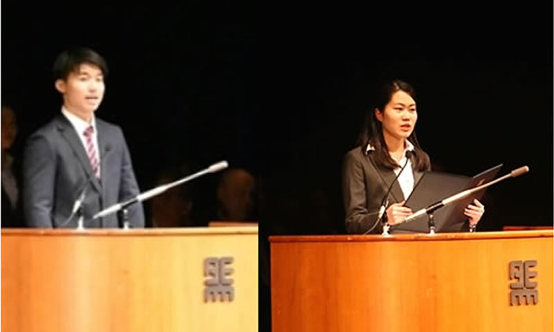 歓迎の言葉を述べる英語キャリア学部の辻耕仁さん（左）と英語国際学部の橋本実央菜（右）