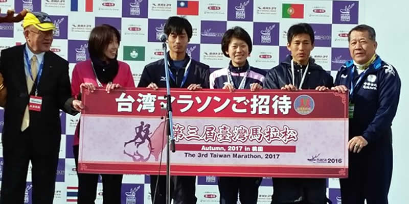 12月11日、奈良マラソンで女子優勝者として表彰される床呂沙紀さん（右から3人目） 