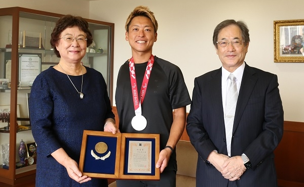 総長賞を贈られた宇田さん（中）と谷本理事長（左）、大庭学長（右）