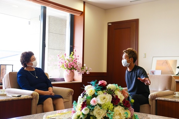 谷本理事長のお祝いの言葉に、宇田さんは「多くの励ましのおかげです」と話しました
