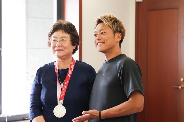谷本理事長もメダルの感触を経験しました