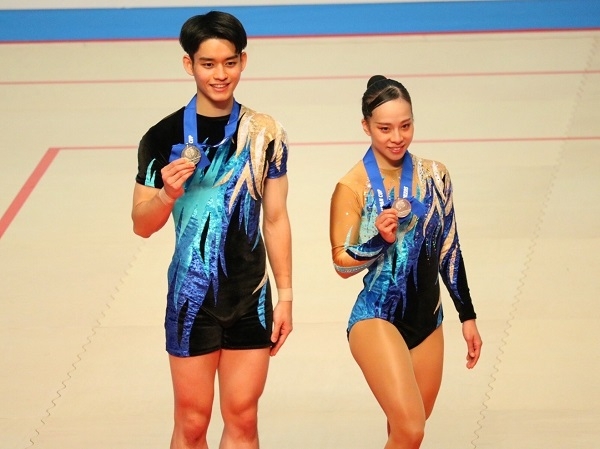 全日本総合エアロビック選手権のミックスペアで２位に輝いた殿下さん（左）と徳田さん